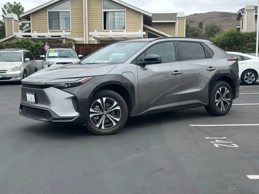 2024 Toyota bZ4X XLE photo 1