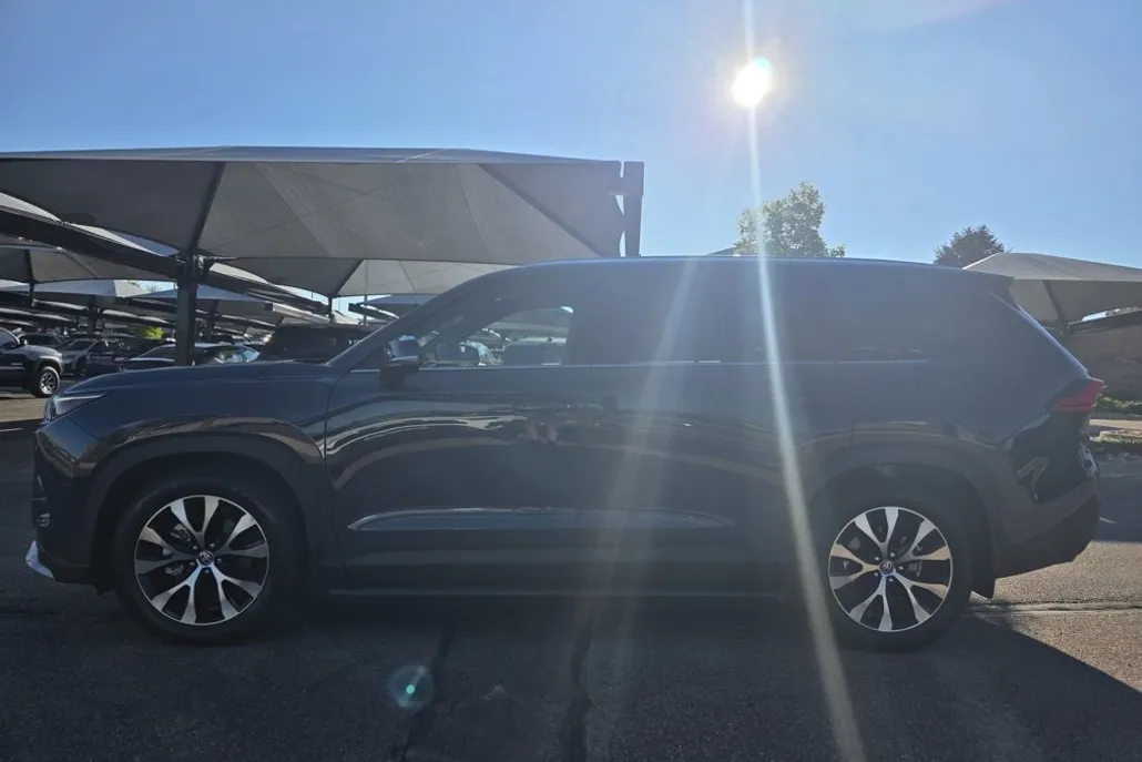 2024 Toyota Highlander Hybrid Limited photo 1