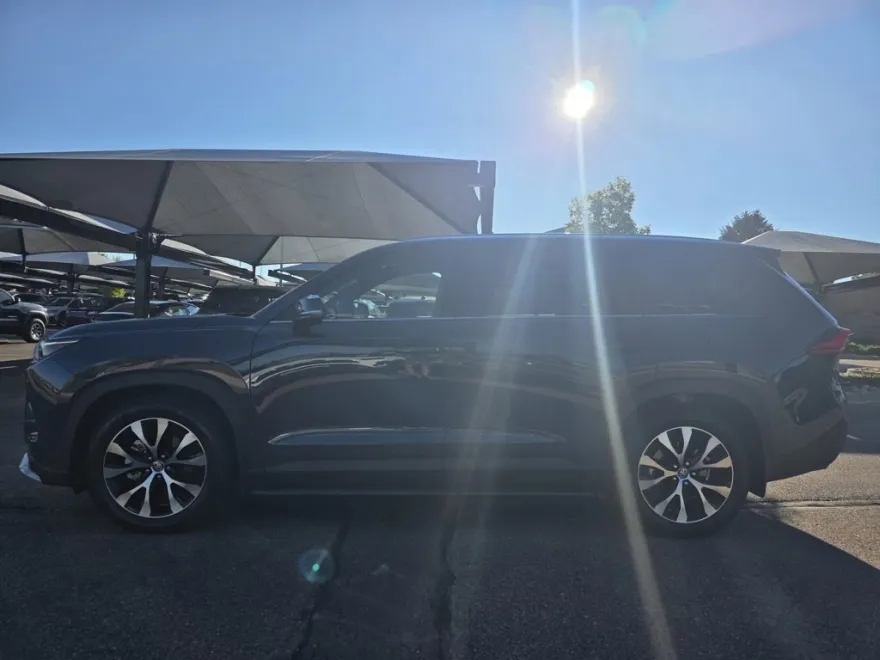 2024 Toyota Highlander Hybrid Limited photo 1