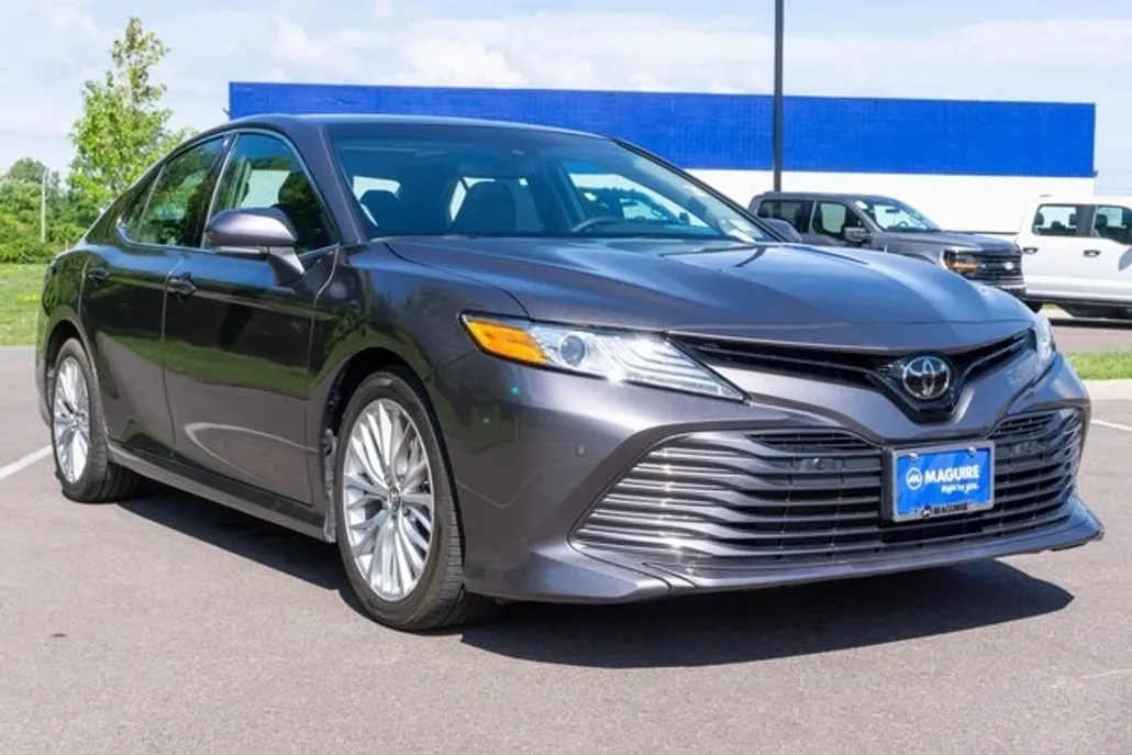 2018 Toyota Camry XLE photo 1