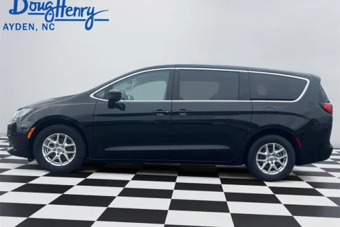 2023 Chrysler Voyager LX photo 2