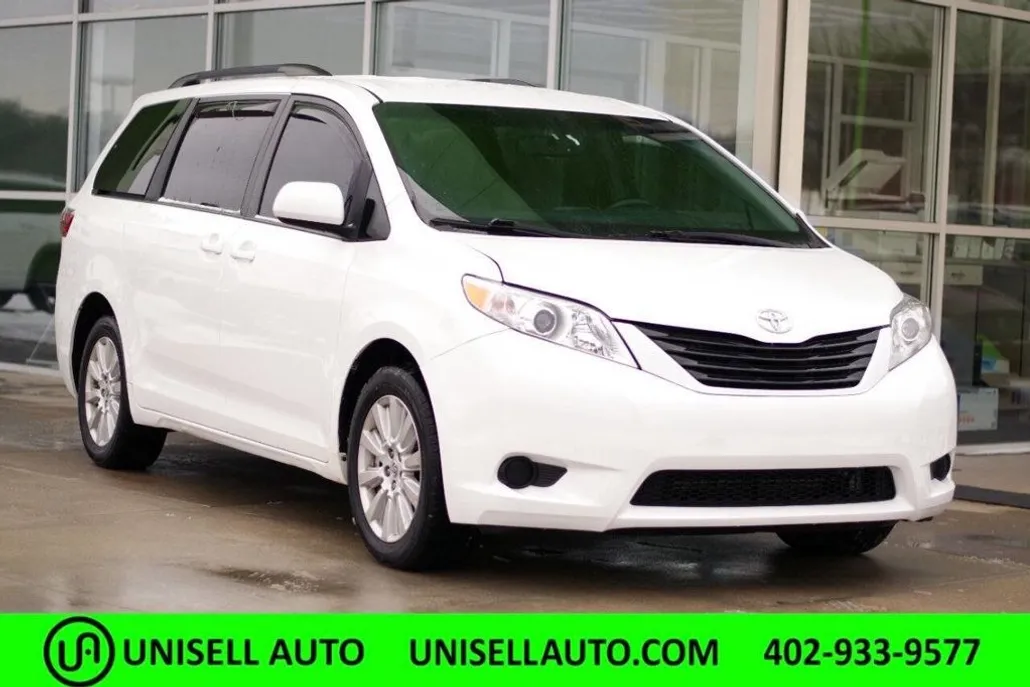 2017 Toyota Sienna LE photo 1