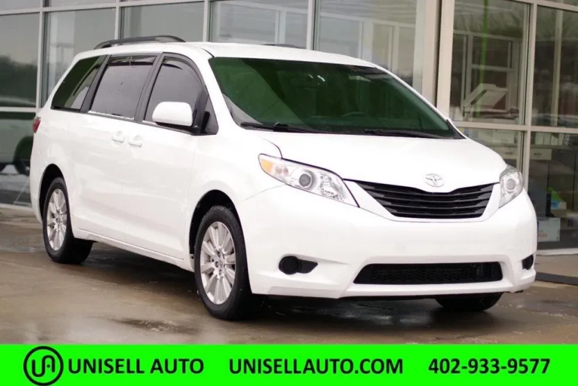 2017 Toyota Sienna LE photo 1