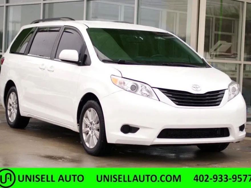 2017 Toyota Sienna LE photo 1