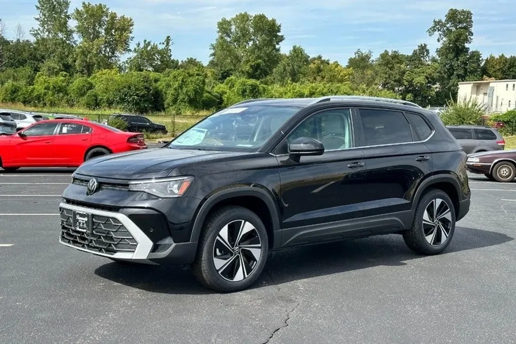 2025 Volkswagen Taos SE photo 1
