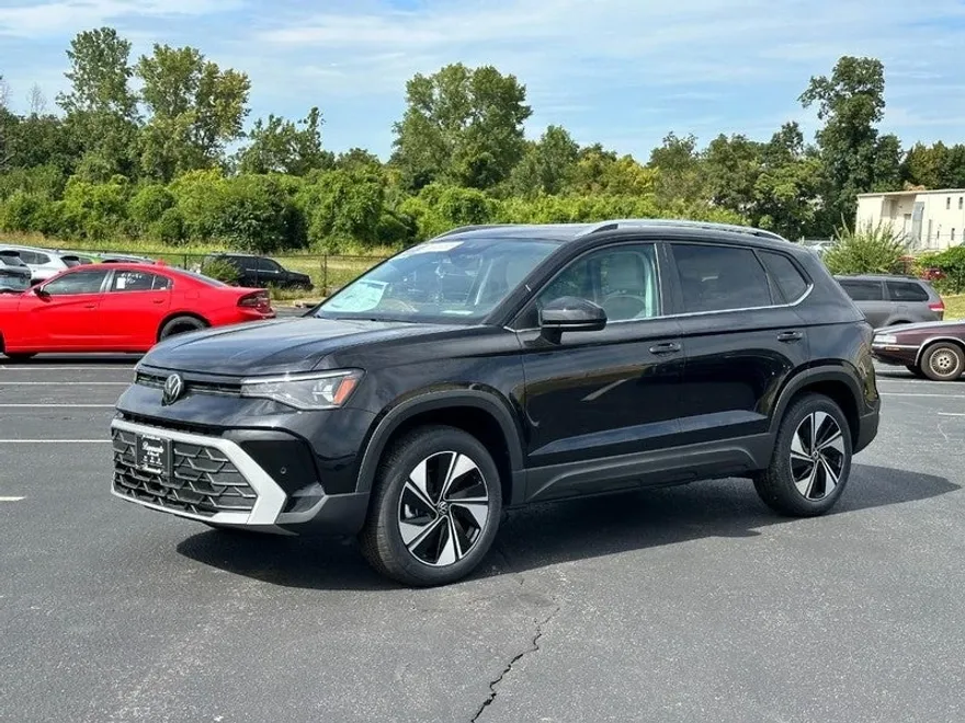 2025 Volkswagen Taos SE photo 1