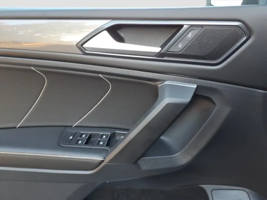 2022 Volkswagen Tiguan SE photo 1