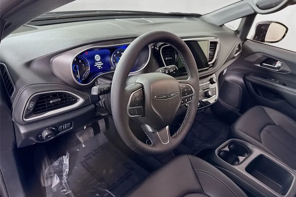 2025 Chrysler Pacifica photo 1
