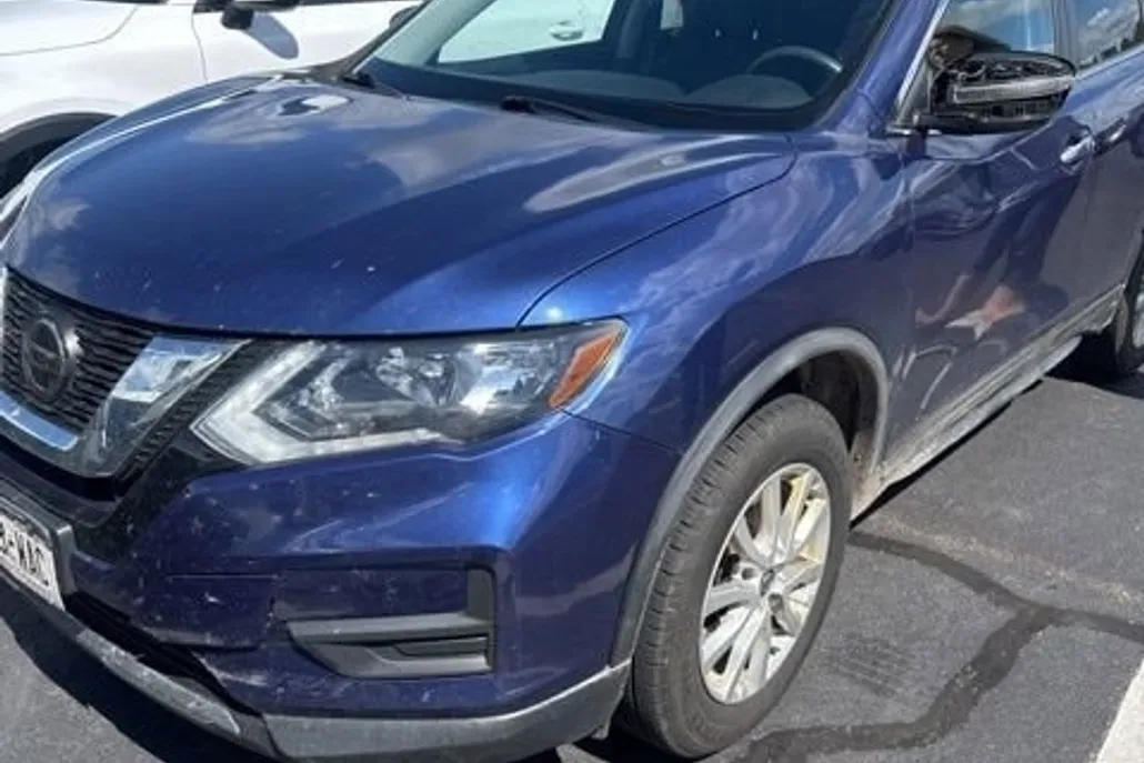 2019 Nissan Rogue SV photo 1