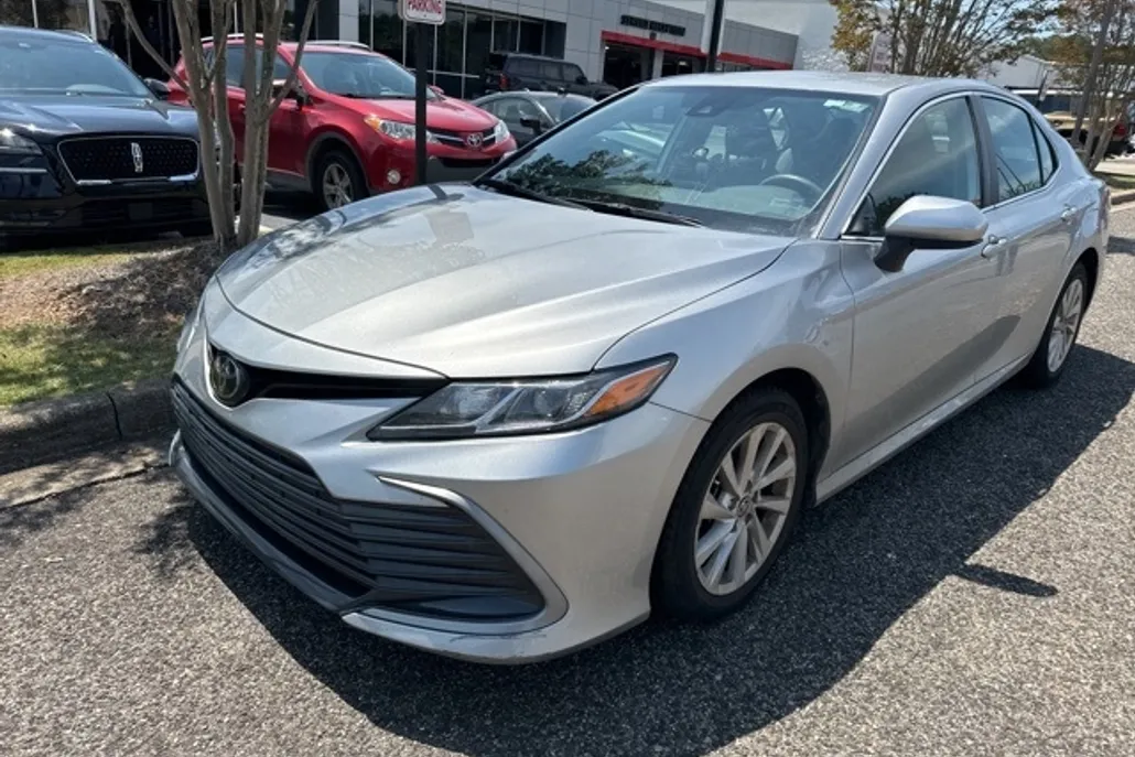 2022 Toyota Camry LE photo 1