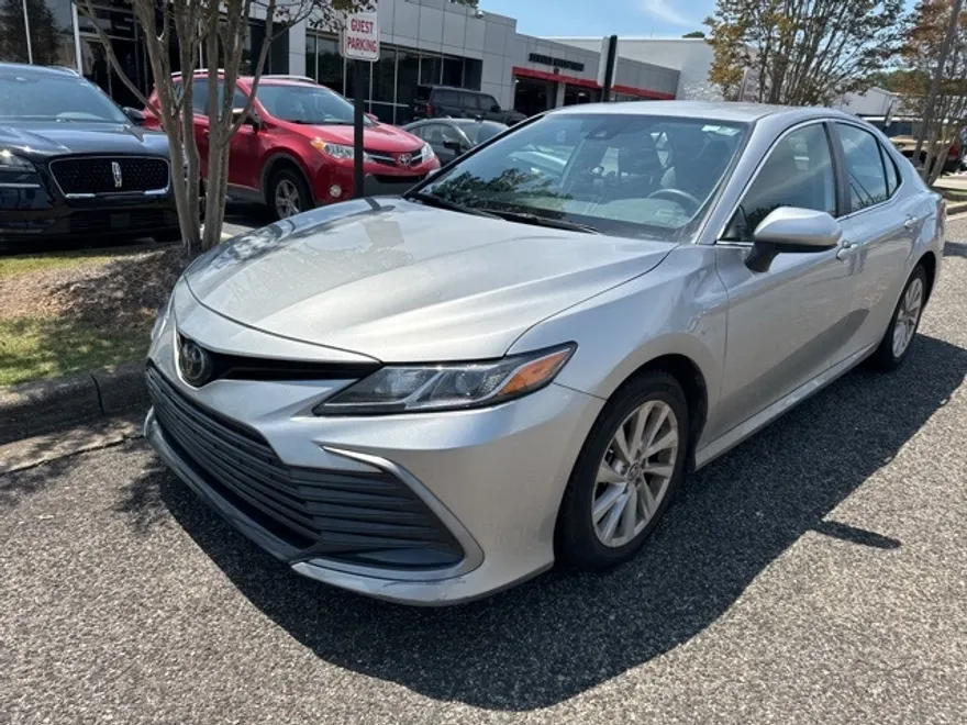 2022 Toyota Camry LE photo 1