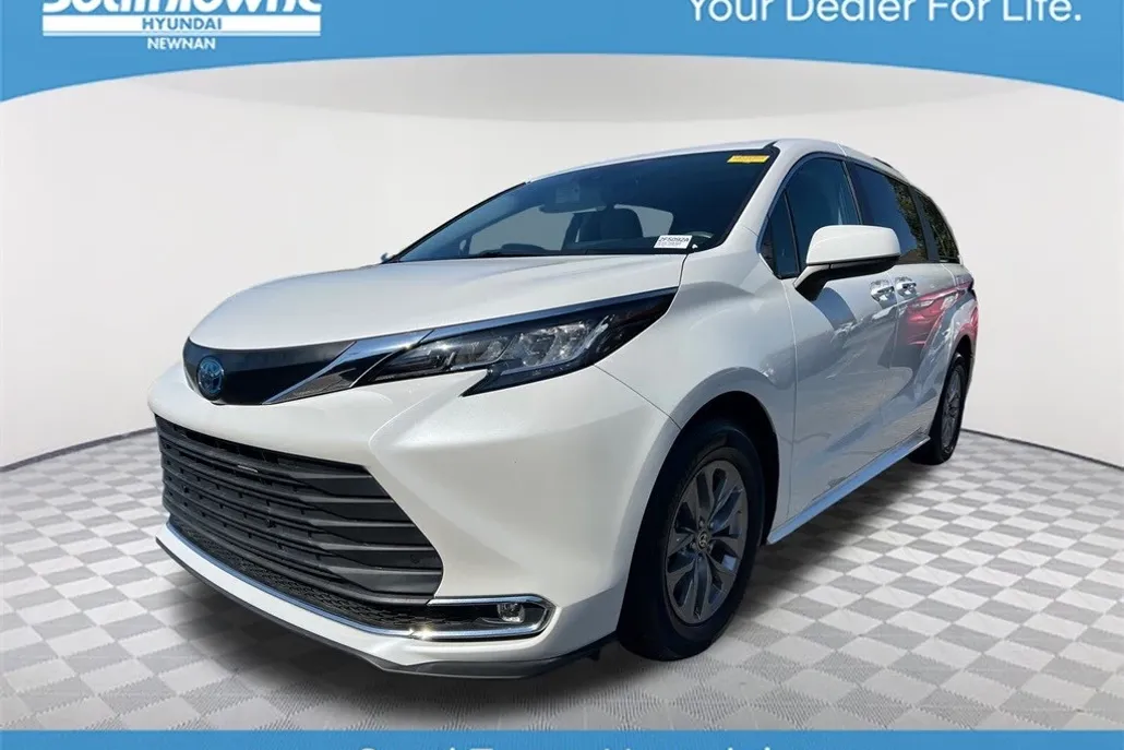 2022 Toyota Sienna XLE photo 1