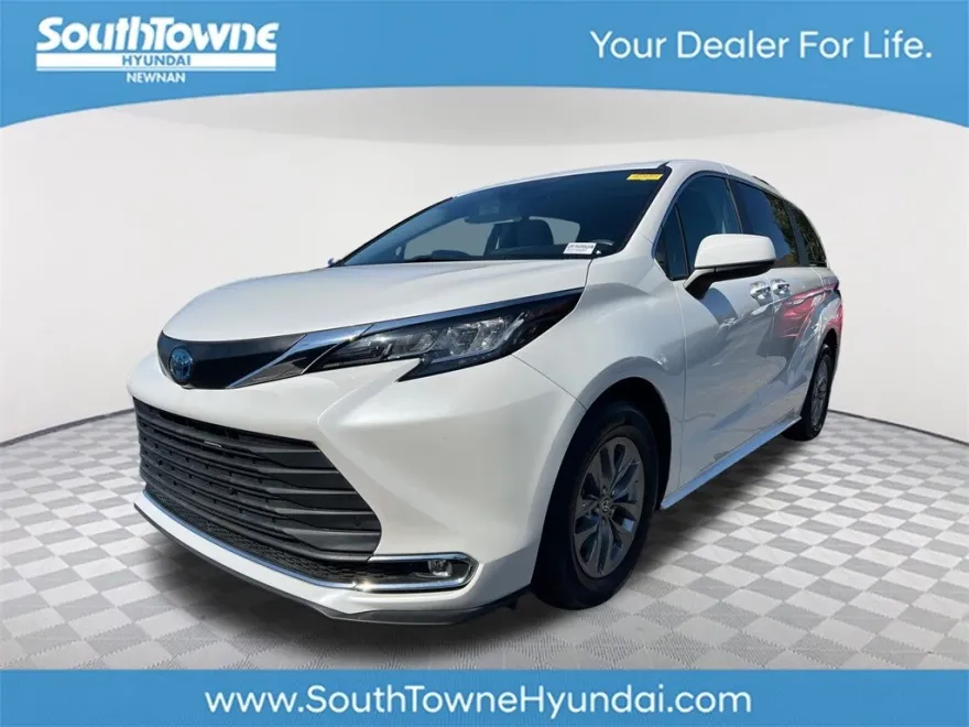 2022 Toyota Sienna XLE photo 1