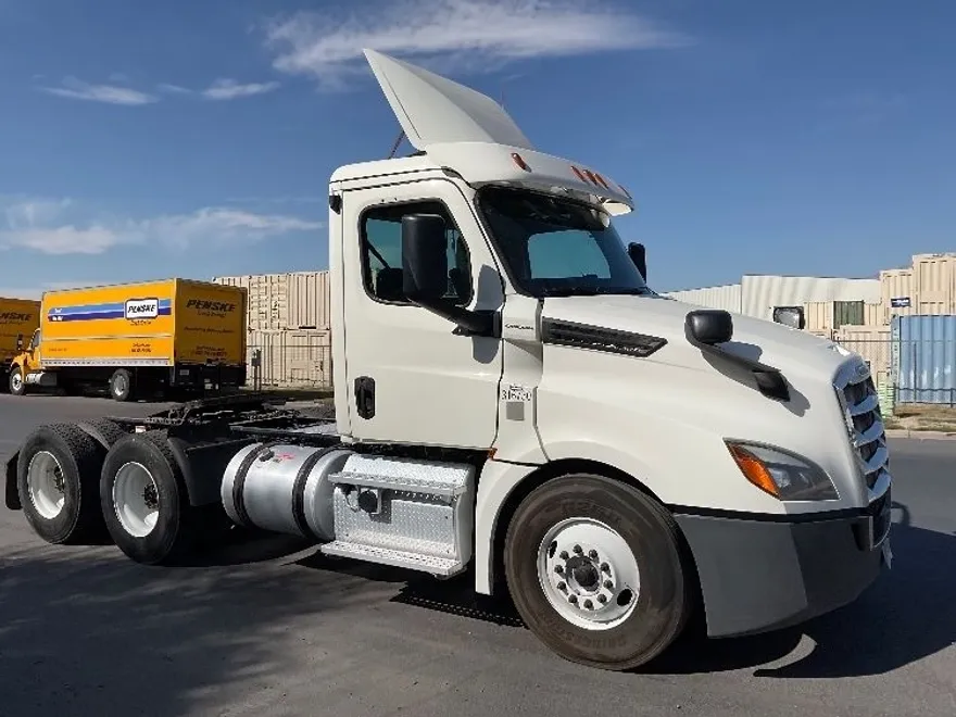 2018 Freightliner Cascadia 126" Day cab photo 1