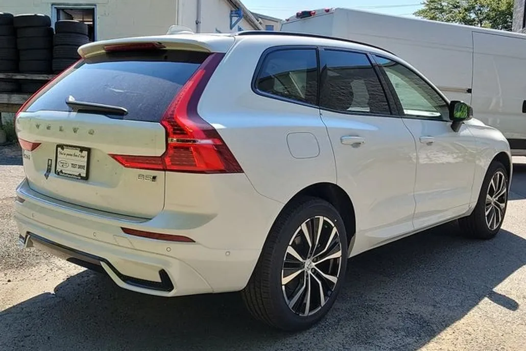 2025 Volvo XC60 B5 Plus photo 1