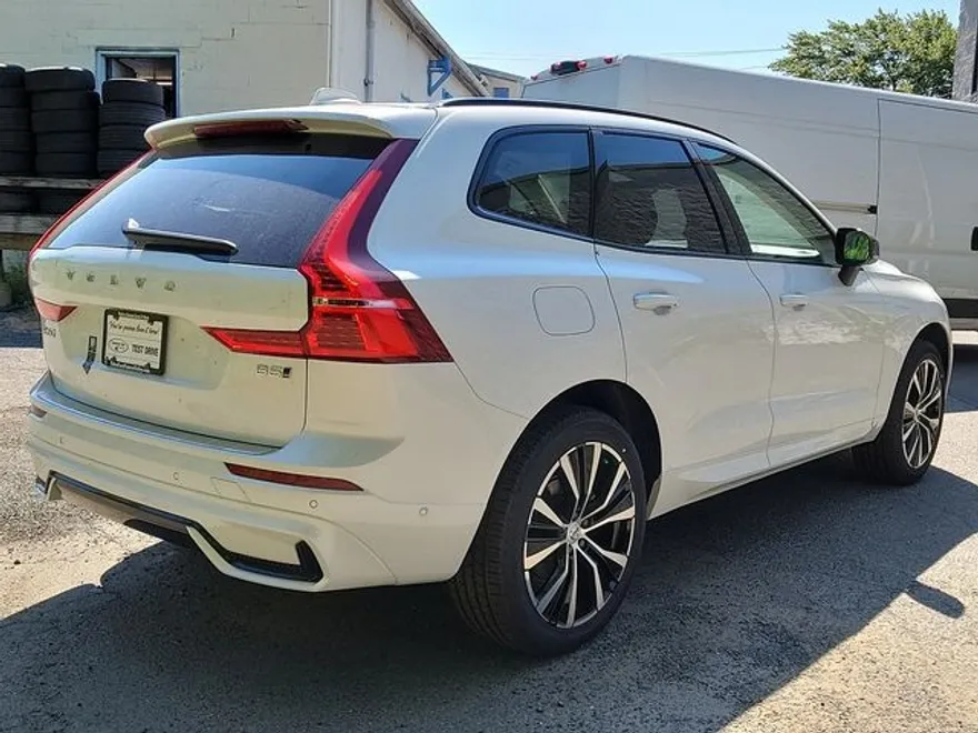 2025 Volvo XC60 B5 Plus photo 1