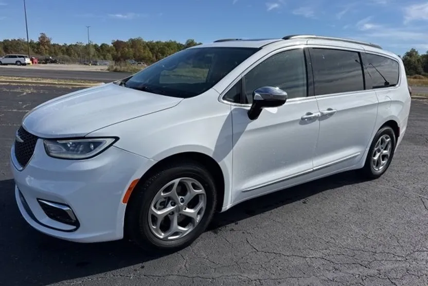 2023 Chrysler Pacifica Limited photo 1