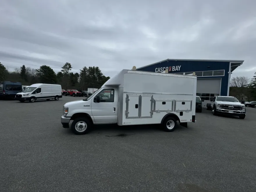 2026 Ford E-450 Cutaway photo 1