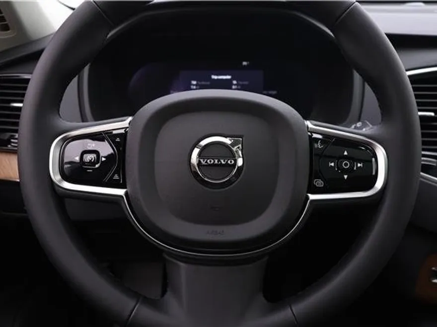 2025 Volvo XC90 T8 Plus photo 1