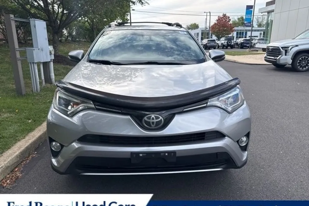 2018 Toyota RAV4 Limited photo 1