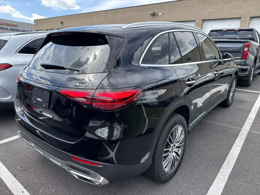 2025 Mercedes Benz GLC 300 4MATIC photo 1