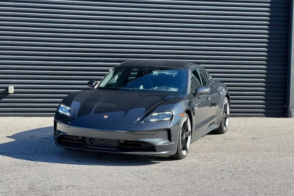 2025 Porsche Taycan photo 1