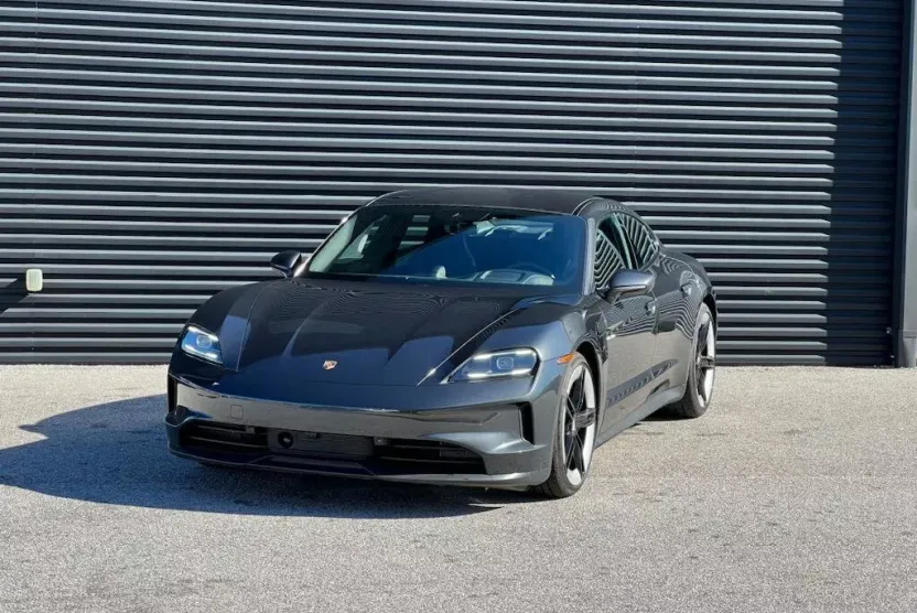 2025 Porsche Taycan photo 1