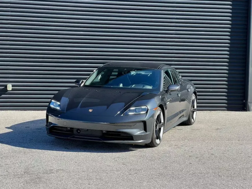 2025 Porsche Taycan photo 1