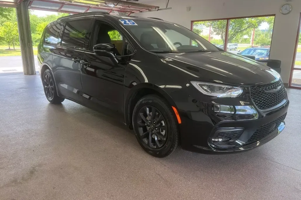 2025 Chrysler Pacifica photo 1