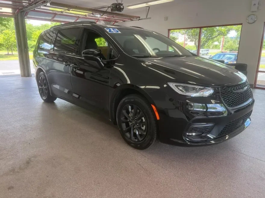 2025 Chrysler Pacifica photo 1