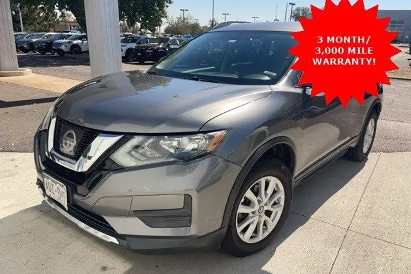 2017 Nissan Rogue SV photo 1