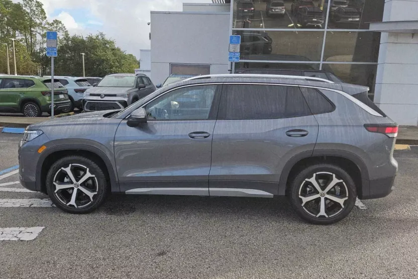 2025 Volkswagen Tiguan SE photo 1