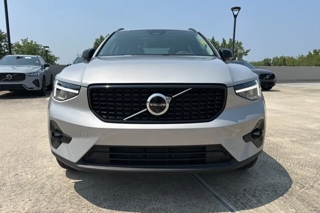 2025 Volvo XC40 Plus photo 1