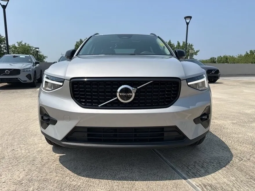 2025 Volvo XC40 Plus photo 1