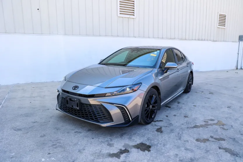 2025 Toyota Camry SE photo 1