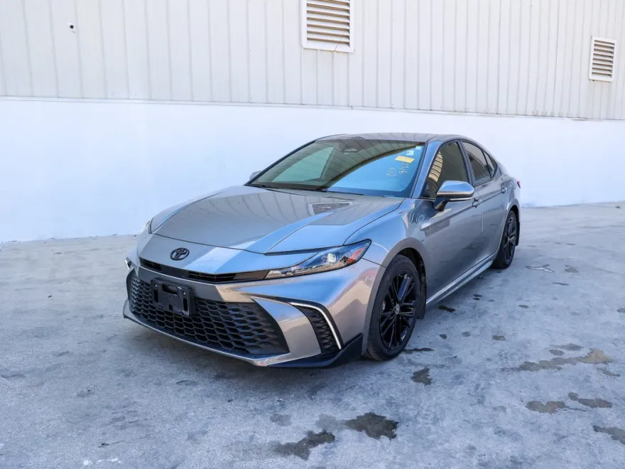 2025 Toyota Camry SE photo 1