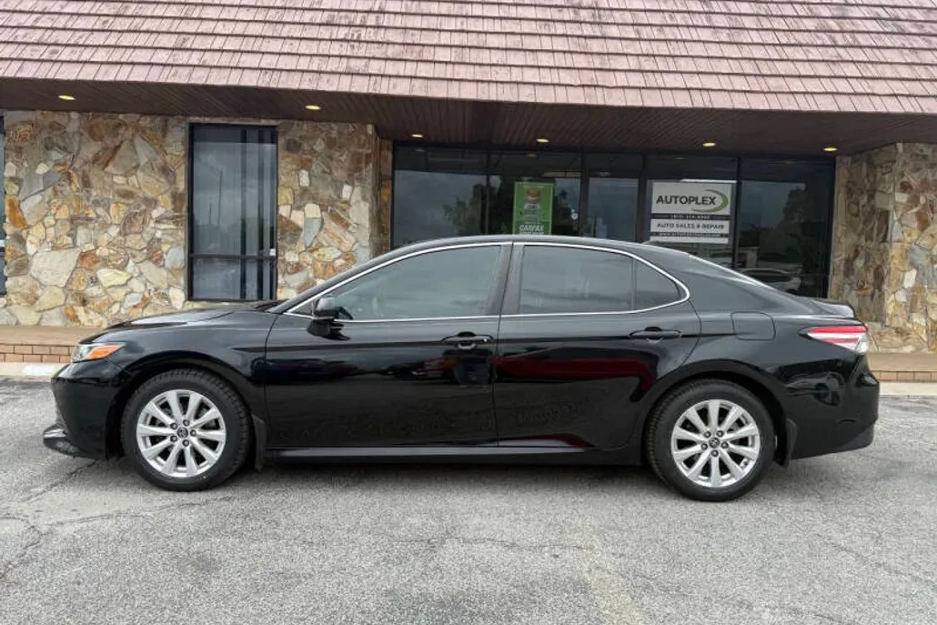2019 Toyota Camry LE photo 1