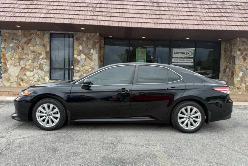 2019 Toyota Camry LE photo 1
