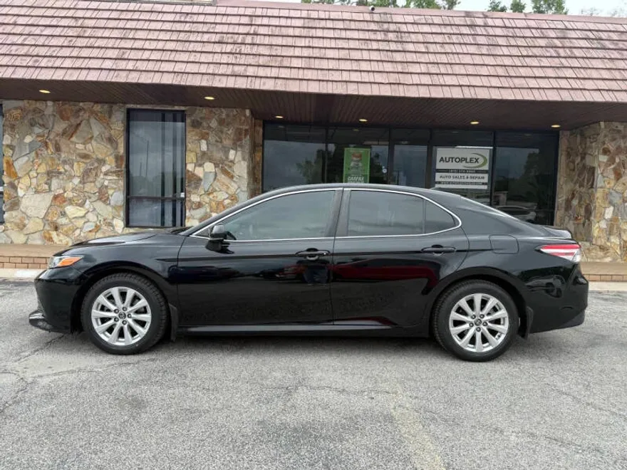 2019 Toyota Camry LE photo 1