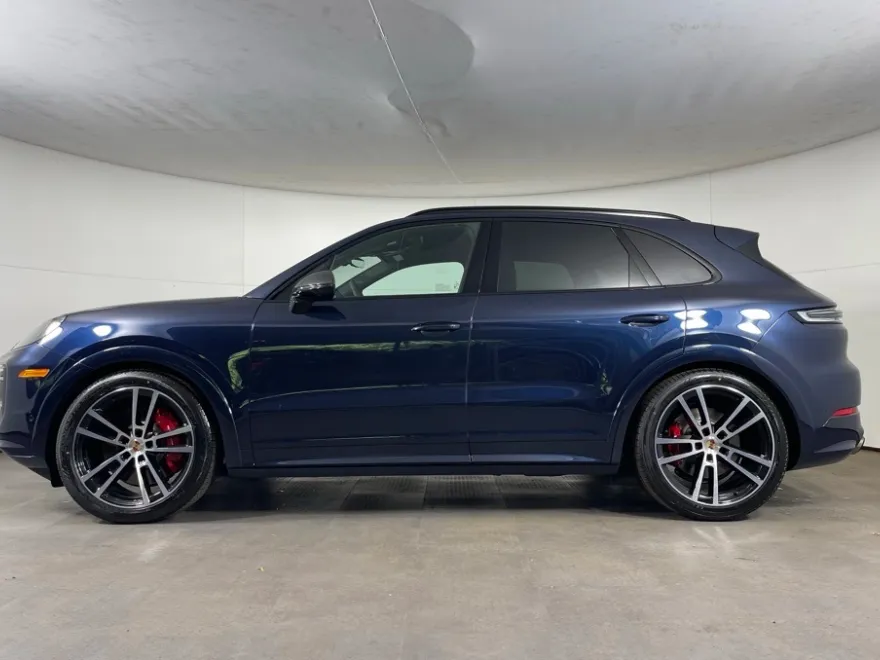 2025 Porsche Cayenne GTS photo 1