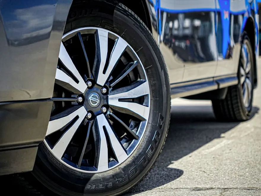 2017 Nissan Pathfinder SV photo 1