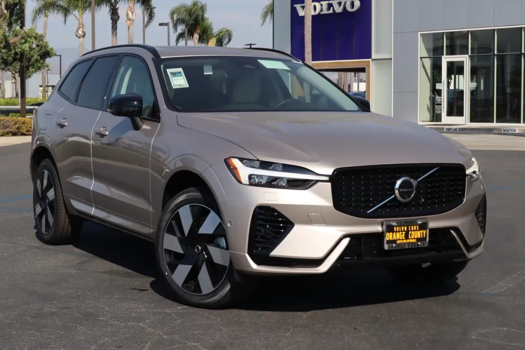 2025 Volvo XC60 Hybrid T8 Plus photo 1