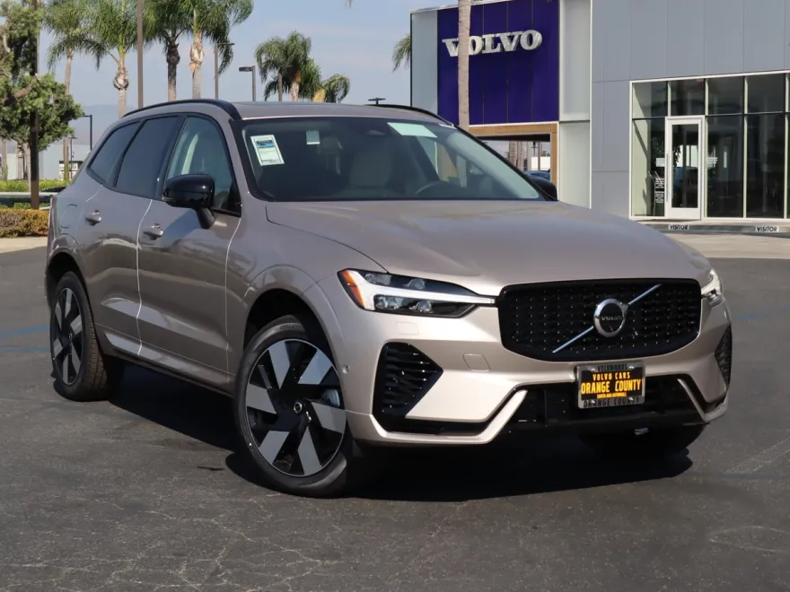 2025 Volvo XC60 Hybrid T8 Plus photo 1