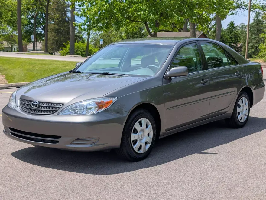2002 Toyota Camry SE photo 1