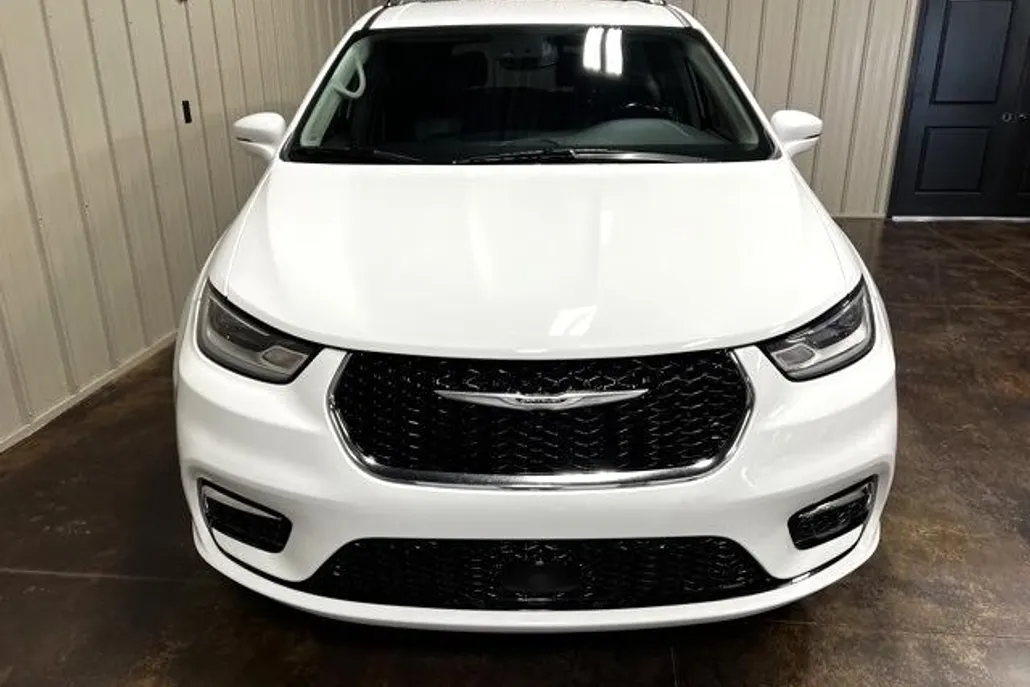 2021 Chrysler Pacifica Touring L photo 1