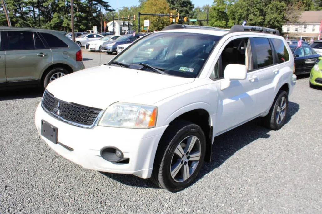 2011 Mitsubishi Endeavor SE photo 1