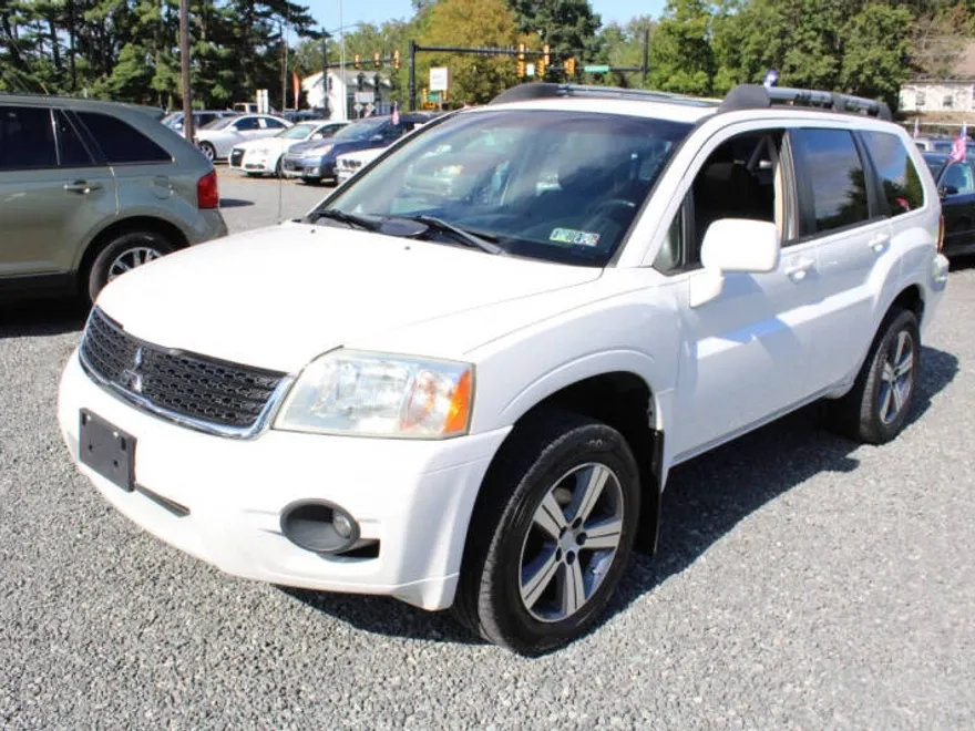 2011 Mitsubishi Endeavor SE photo 1