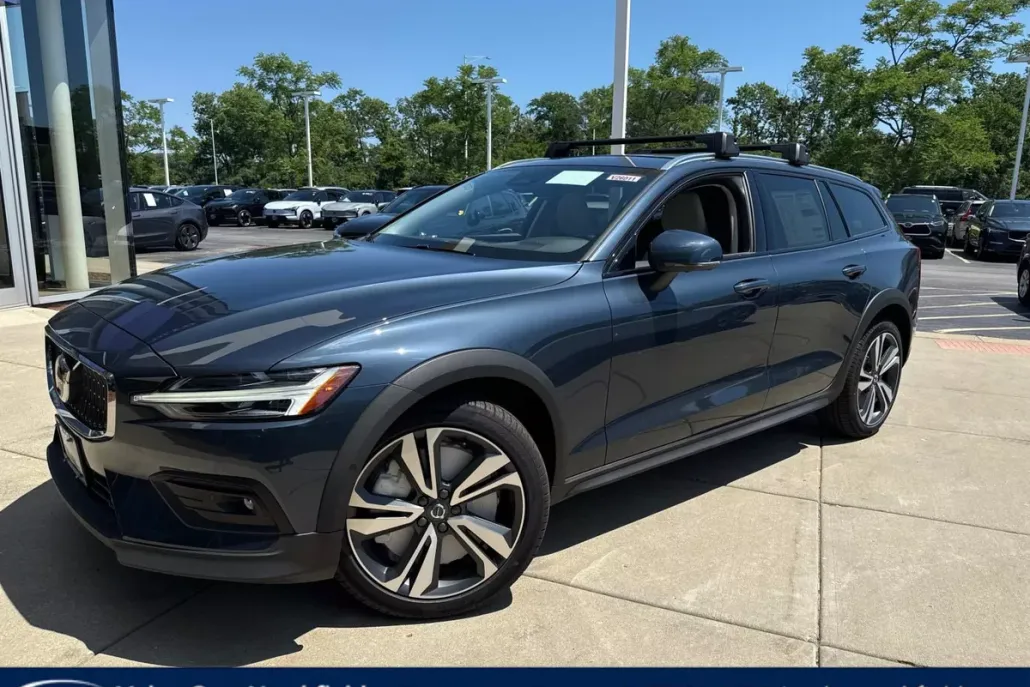 2026 Volvo V60 Cross Country B5 Plus photo 1