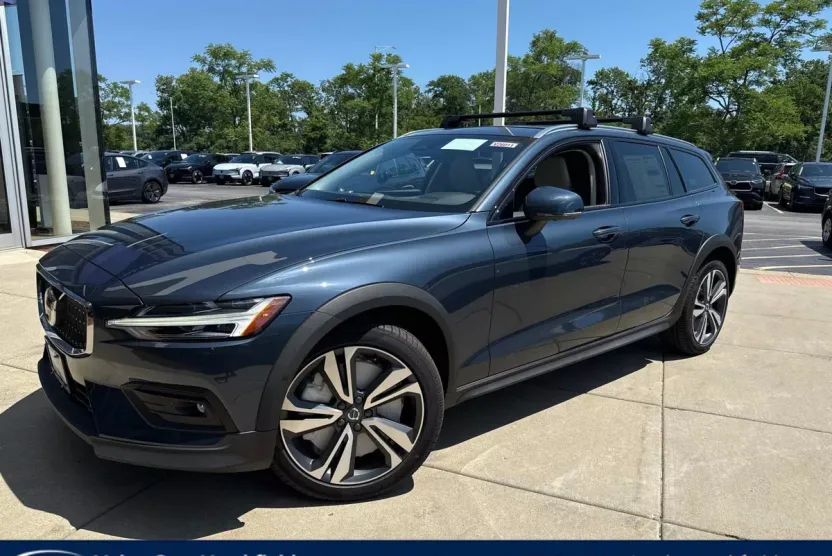 2026 Volvo V60 Cross Country B5 Plus photo 1