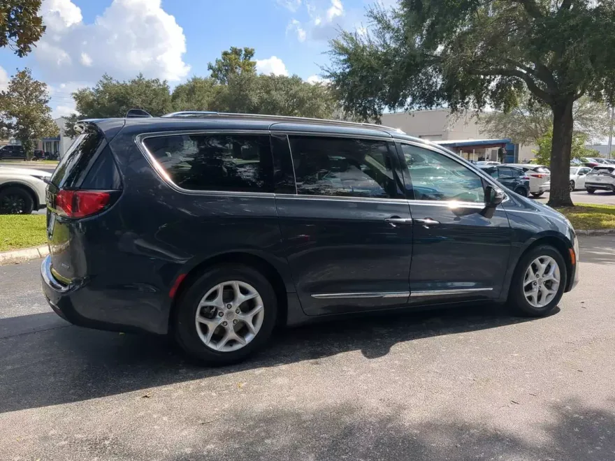 2020 Chrysler Pacifica Limited photo 1